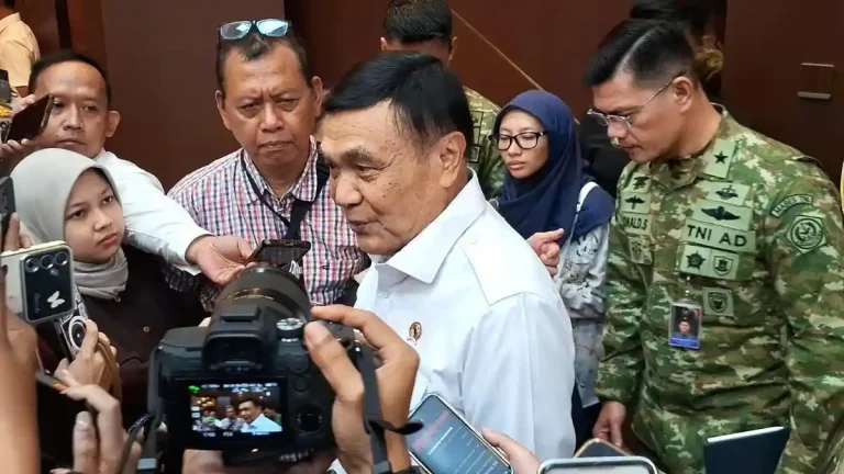 Menko-Polkam-Djamari-Chaniago-seusai-memimpin-rapat-di-Kemenko-Polkam