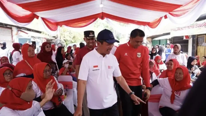 Rayakan Kemerdekaan RI, KKP Bagikan 4 Ton Ikan Layang kepada Warga