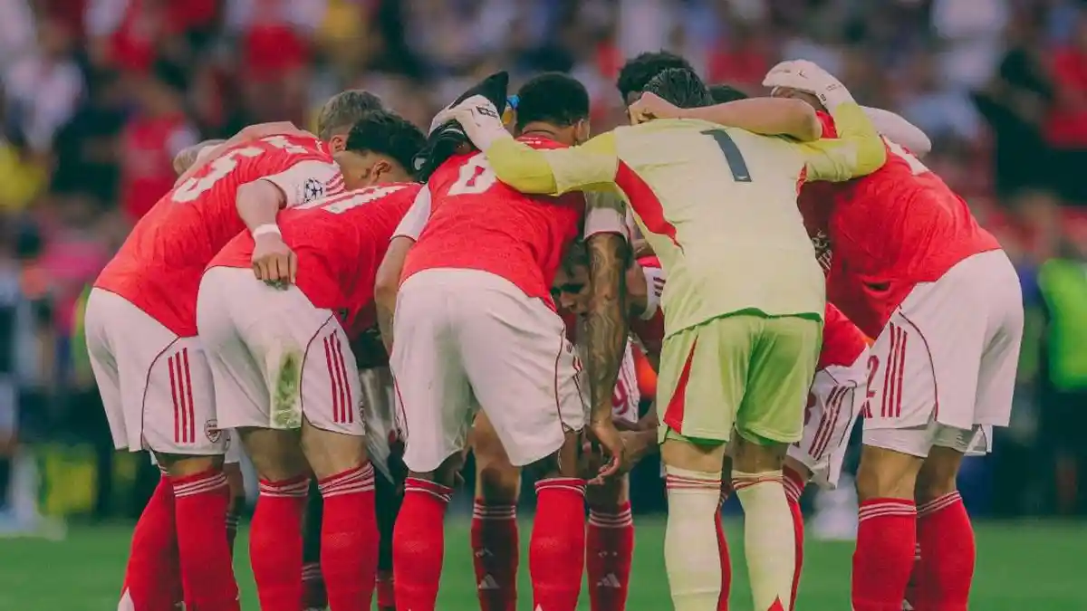 Para-pemain-Arsenal-berkumpul-dan-berdiskusi-bersama-pada-pertandingan-final-Liga-Champions