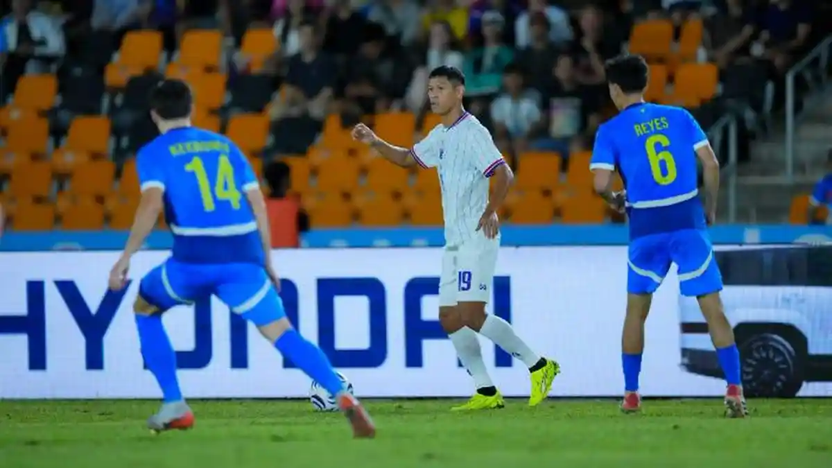 Pemain-Thailand-Pokklaw-Anan-tengah-saat-mendapatkan-penjagaan