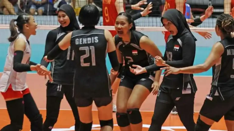Pemain-Timnas-Voli-Putri-Indonesia-berselebrasi-setelah-mencetak-1