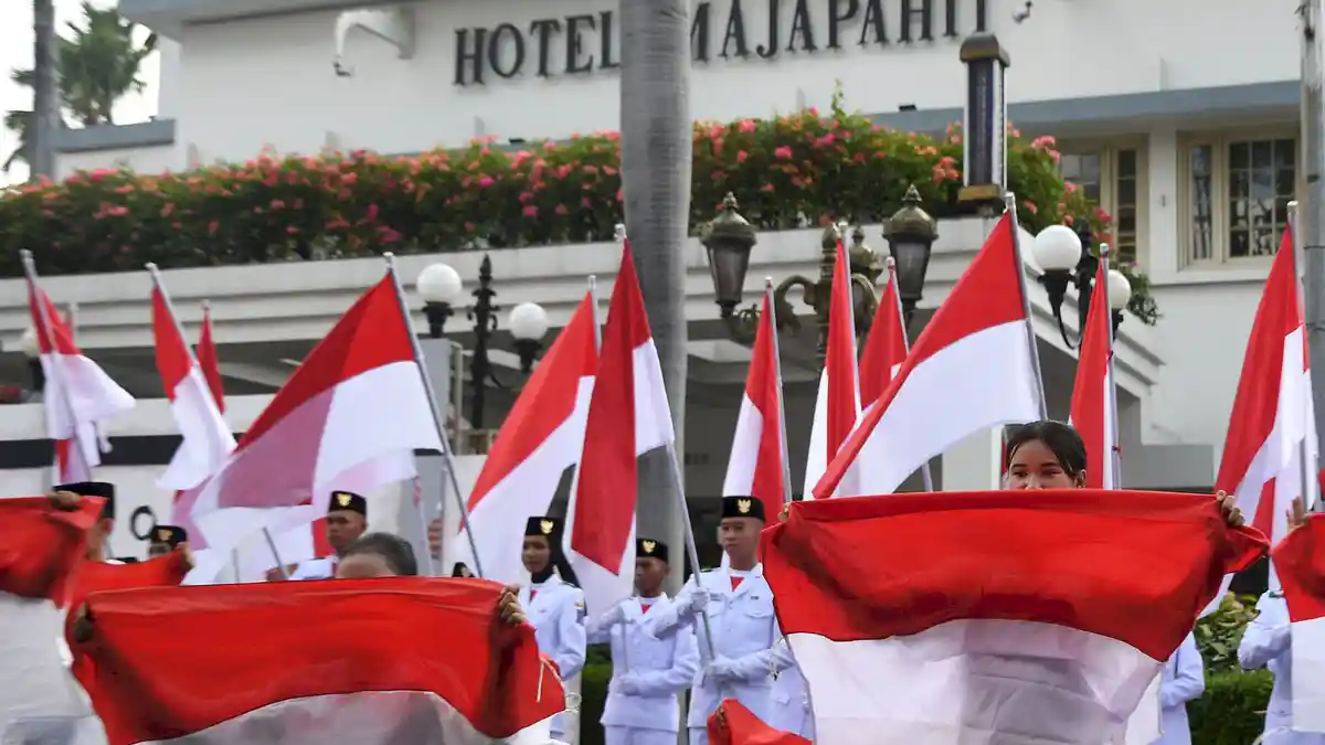 Perobekan-Bendera-Merah-Putih-Biru-di-Hotel-Yamato-Surabaya_20250921_173141