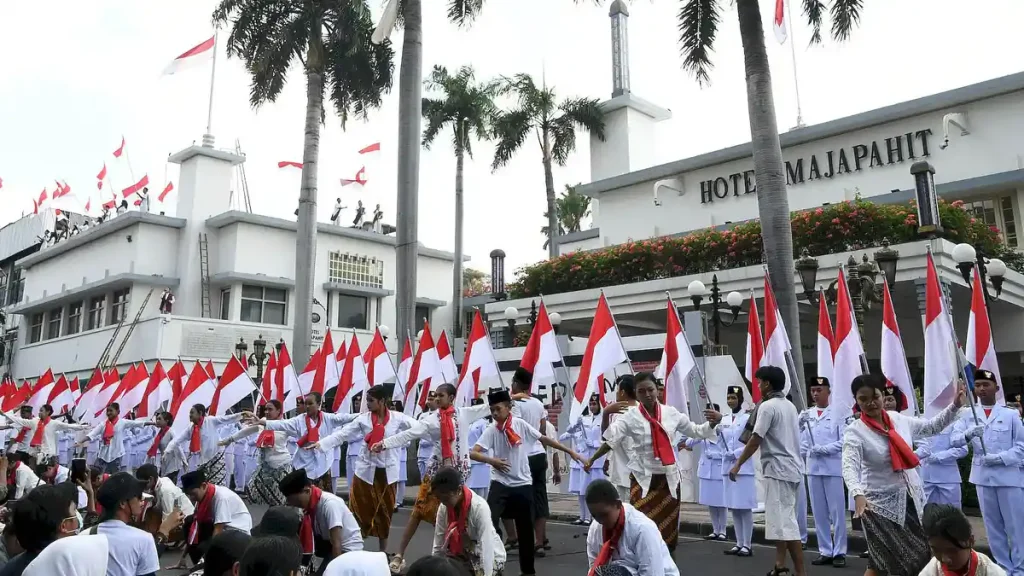 Perobekan-Bendera-Merah-Putih-Biru-di-Hotel-Yamato-Surabaya_20250921_173147