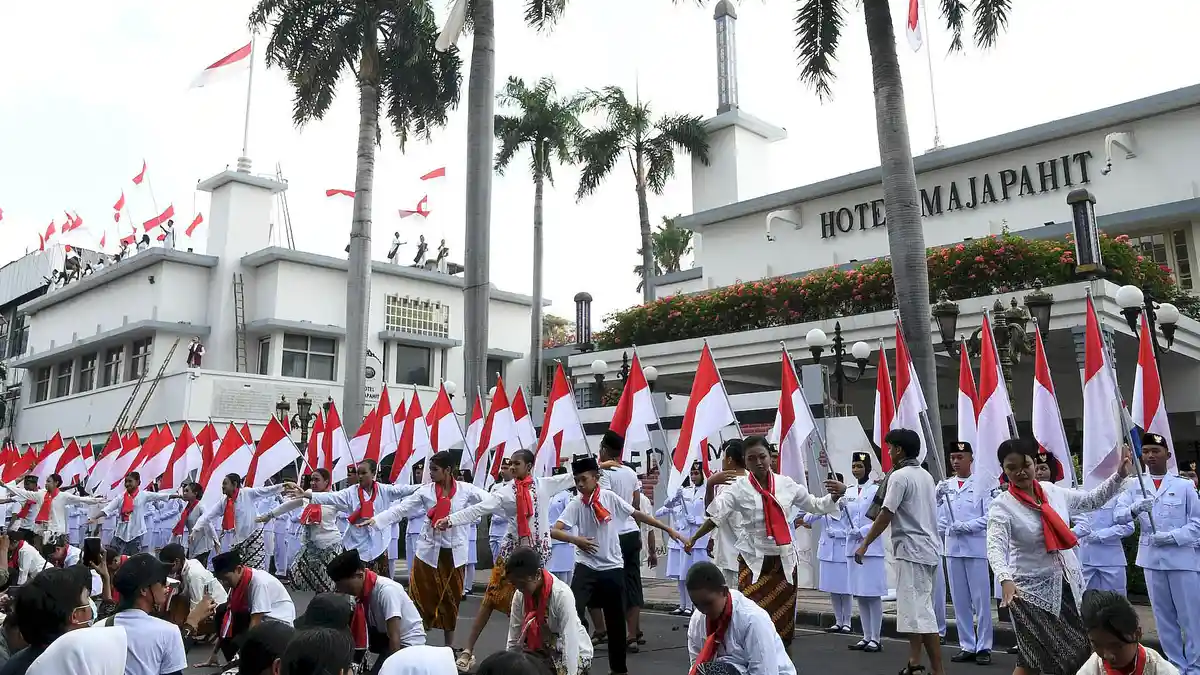 Perobekan-Bendera-Merah-Putih-Biru-di-Hotel-Yamato-Surabaya_20250921_173147