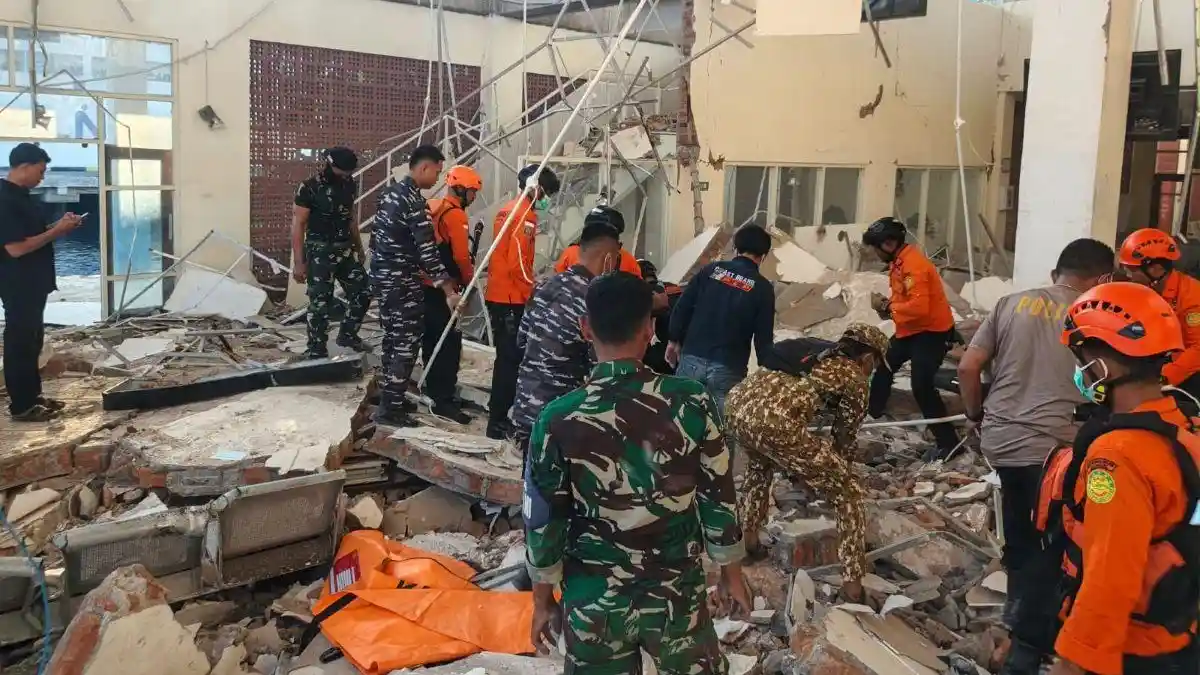 Petugas-SAR-gabungan-menyisir-lokasi-yang-terdampak-gempa-di-NTT
