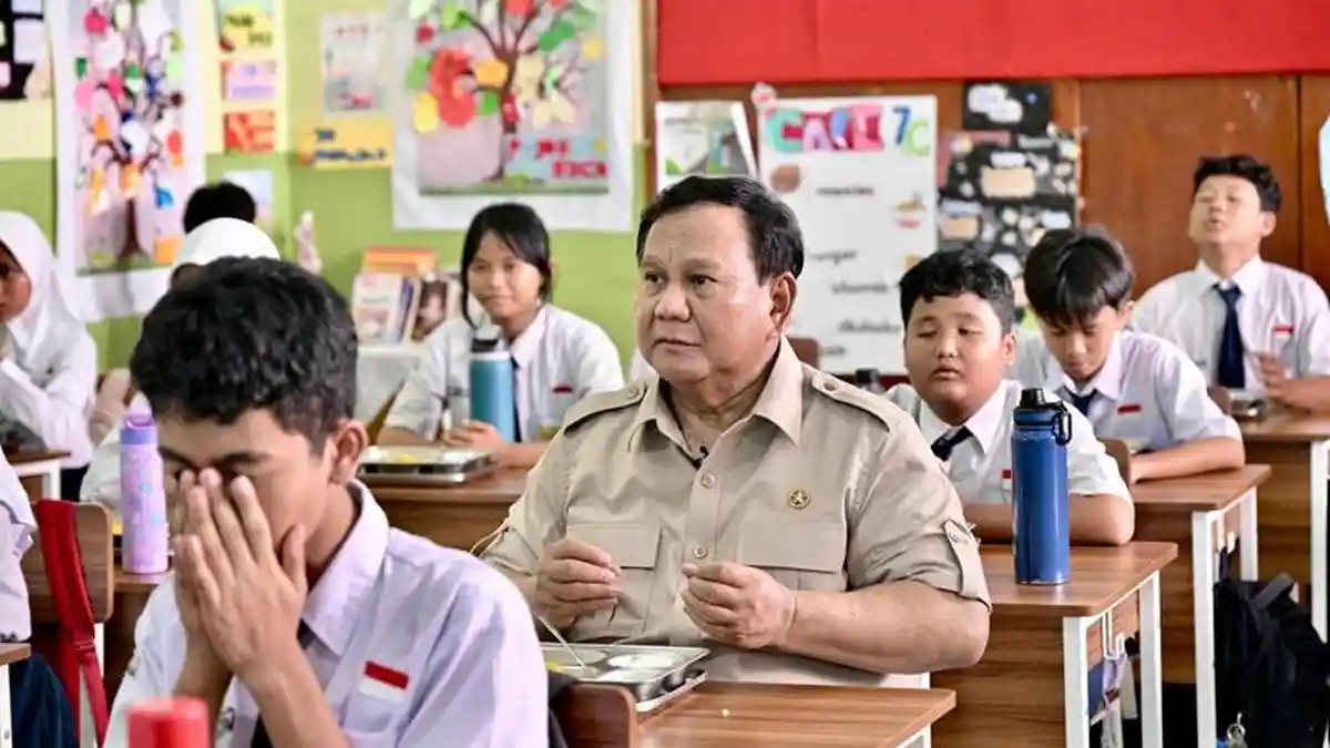 Prabowo-Makan-MBG-di-SMPN-111-Jakarta