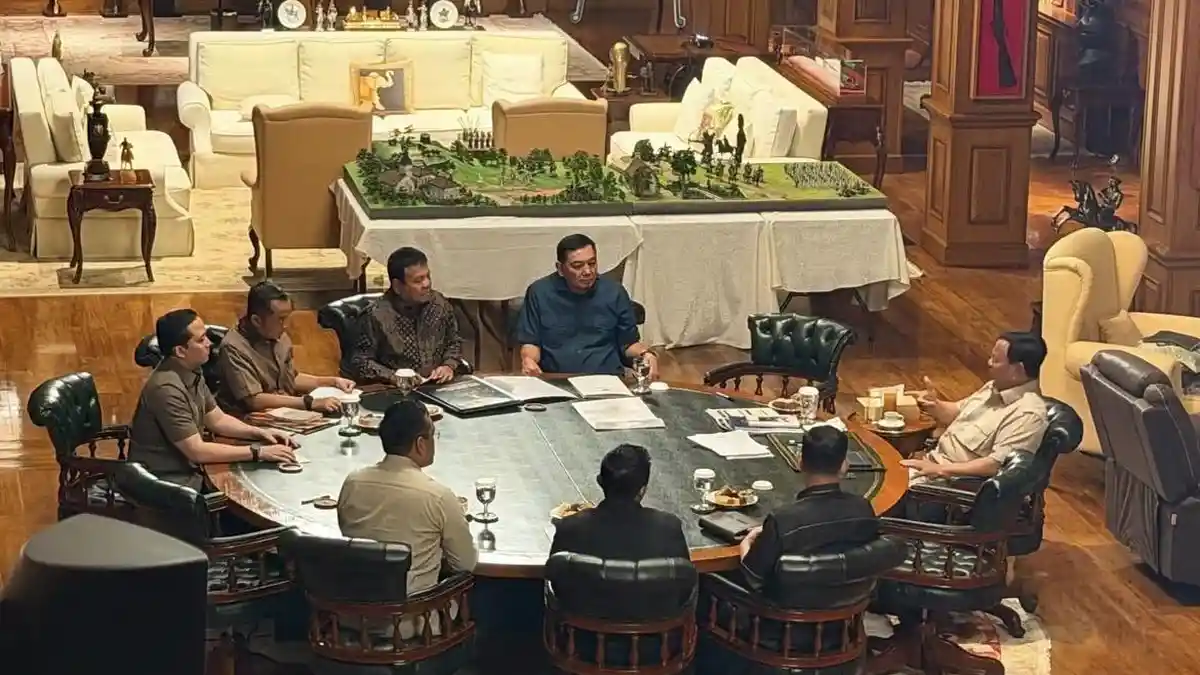 Presiden-Prabowo-Subianto-menerima-Direktur-Utama-Pertamina-Simon-Mantiri