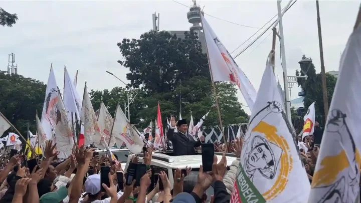 Momen Prabowo Sapa Massa Aksi di Jalan Gerbang Pemuda Usai Sidang Tahunan MPR