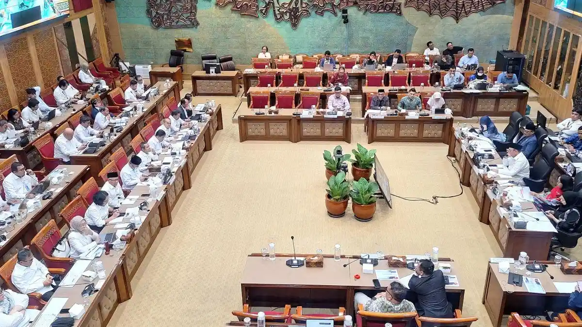 Rapat-kerja-Komisi-X-DPR-RI-bersama-Mendikdasmen-Abdul-Muti-di-kompleks-parlemen-Senayan
