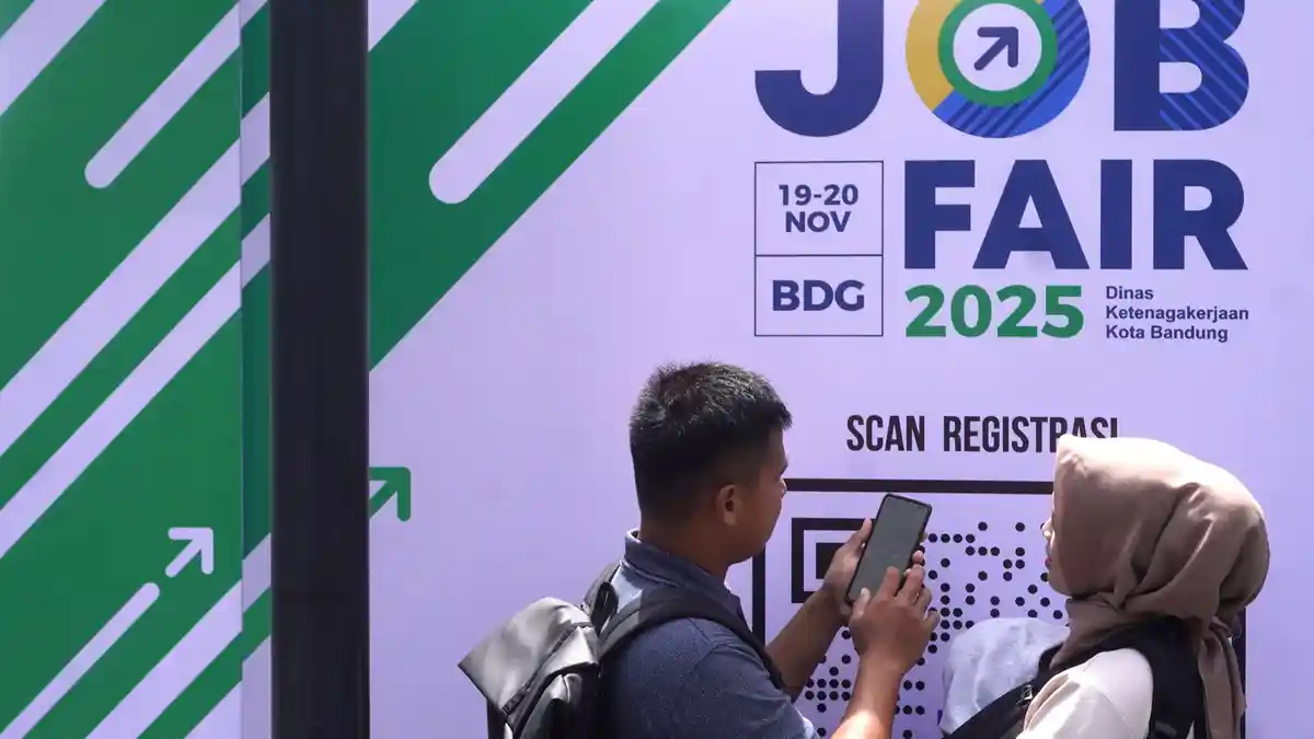 Ribuan-Pencari-Kerja-Serbu-Job-Fair-2025-di-Bandung_20251120_082932