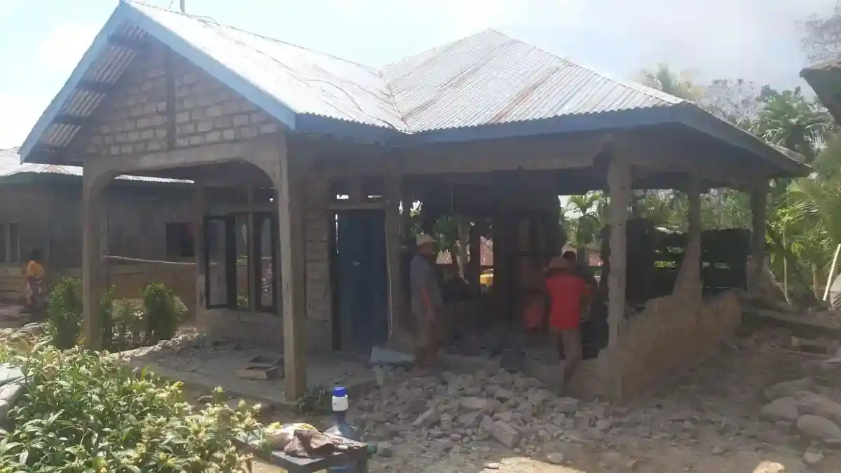 Rumah-warga-mengalami-kerusakan-akibat-gempa-bumi-di-Desa-Lataung