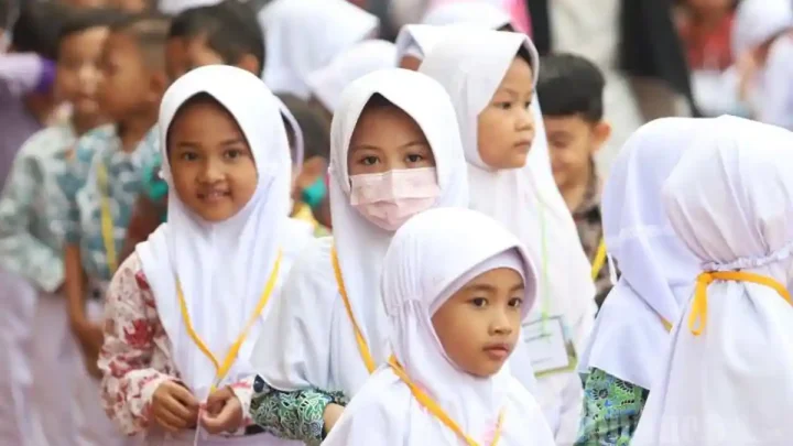 Bahasa Asing Mulai Diajarkan di Kelas 1 SD? Ini Penjelasan Mendikdasmen