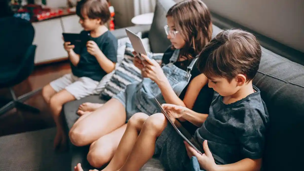 TEKNOLOGI-Ilustrasi-anak-anak-menggunakan-gadget