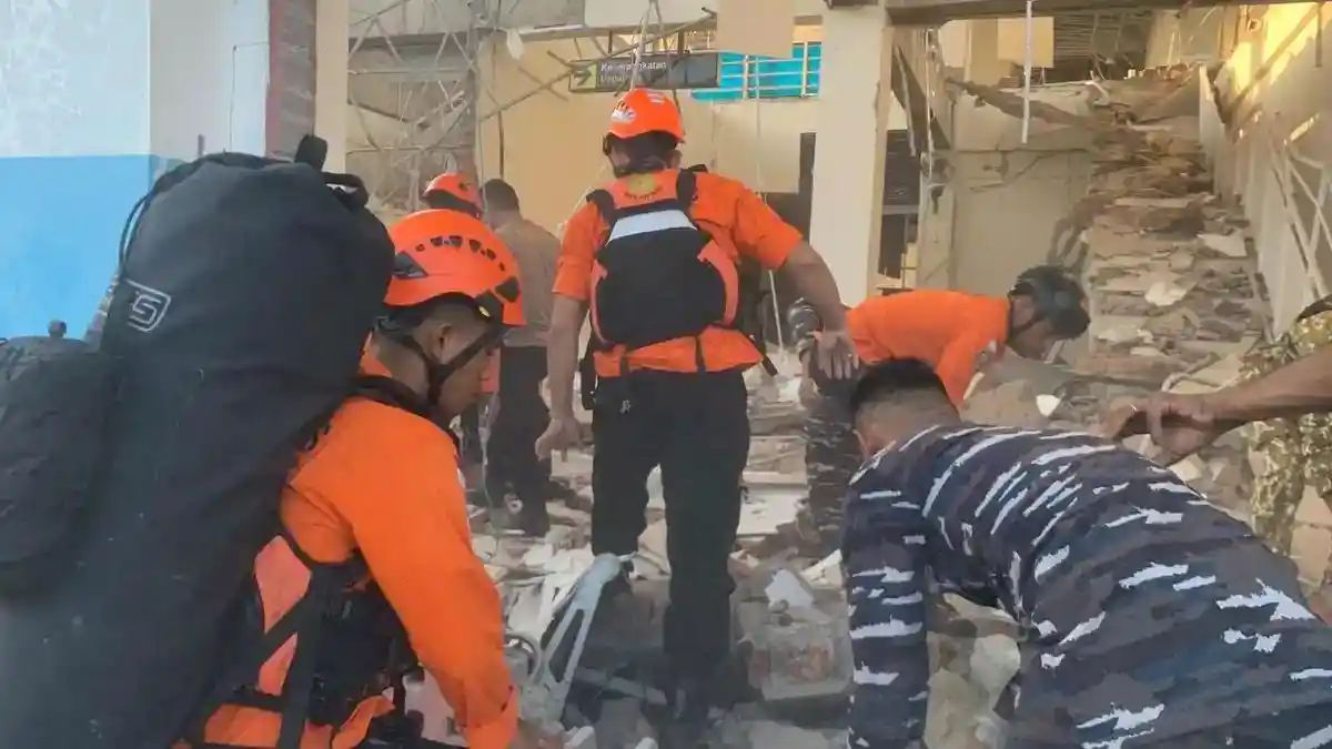 Tim-SAR-gabungan-mengevakuasi-warga-terdampak-gempa-di-Pelabuhan-L-Say-Maumere
