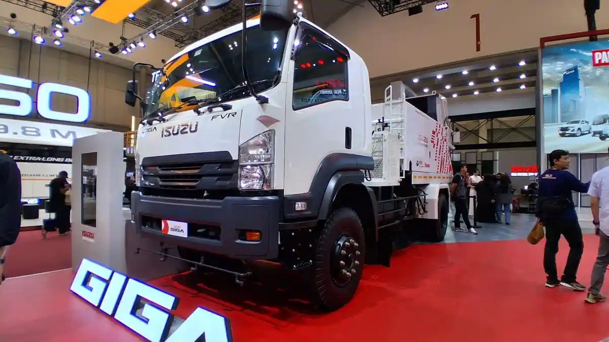 Truk-penyapu-jalan-Isuzu-di-pameran-GIIAS-2026-OK