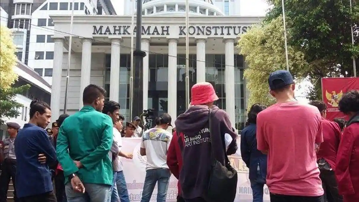 aksi-unjuk-rasa-di-depan-gedung-mk
