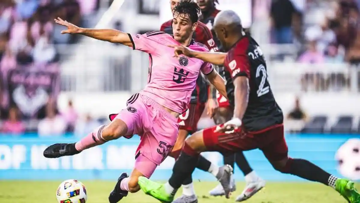 gelandang-inter-miami-federico-redondo-jersey-pink-saat