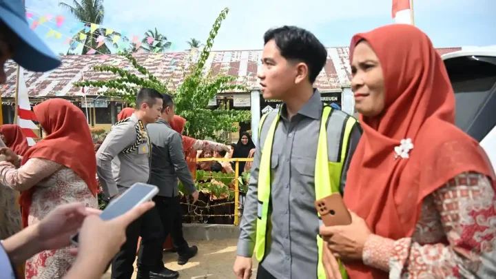 Momen Gibran Spontan Turun dari Mobil Lihat Sekolah Rusak Akibat Bencana di Aceh