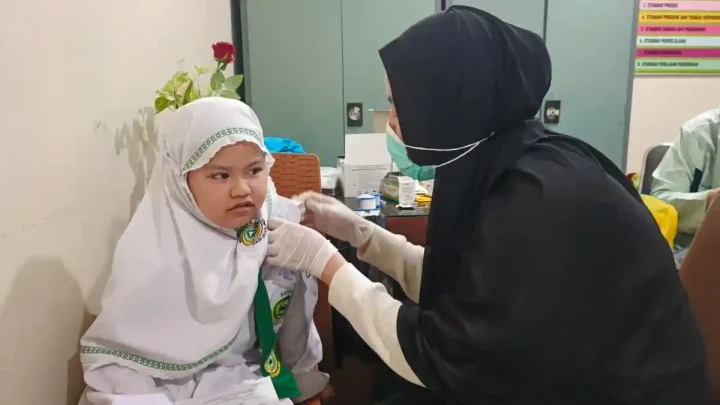 Bulan Imunisasi Anak Sekolah Dimulai, Siswa SD Darunnajah Jaksel Terima Imunisasi Rubella hingga HPV