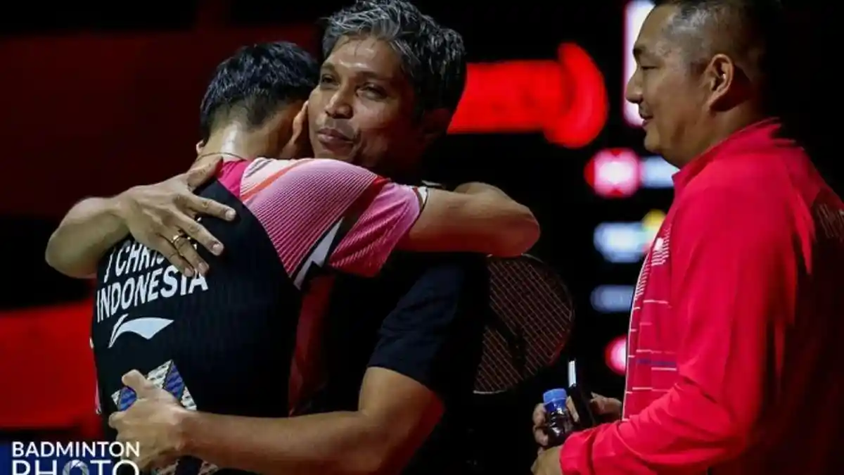 irwansyah-memeluk-jonatan-christie-setelah-memenangkan-pertandingan