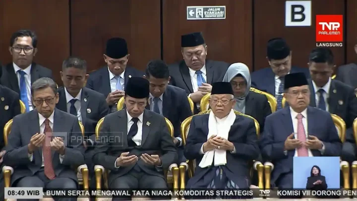 Datangi Sidang Tahunan MPR RI 2026, Jokowi Kenakan Jas Model Mirip Gibran, Berpadu Peci, Dasi Hitam