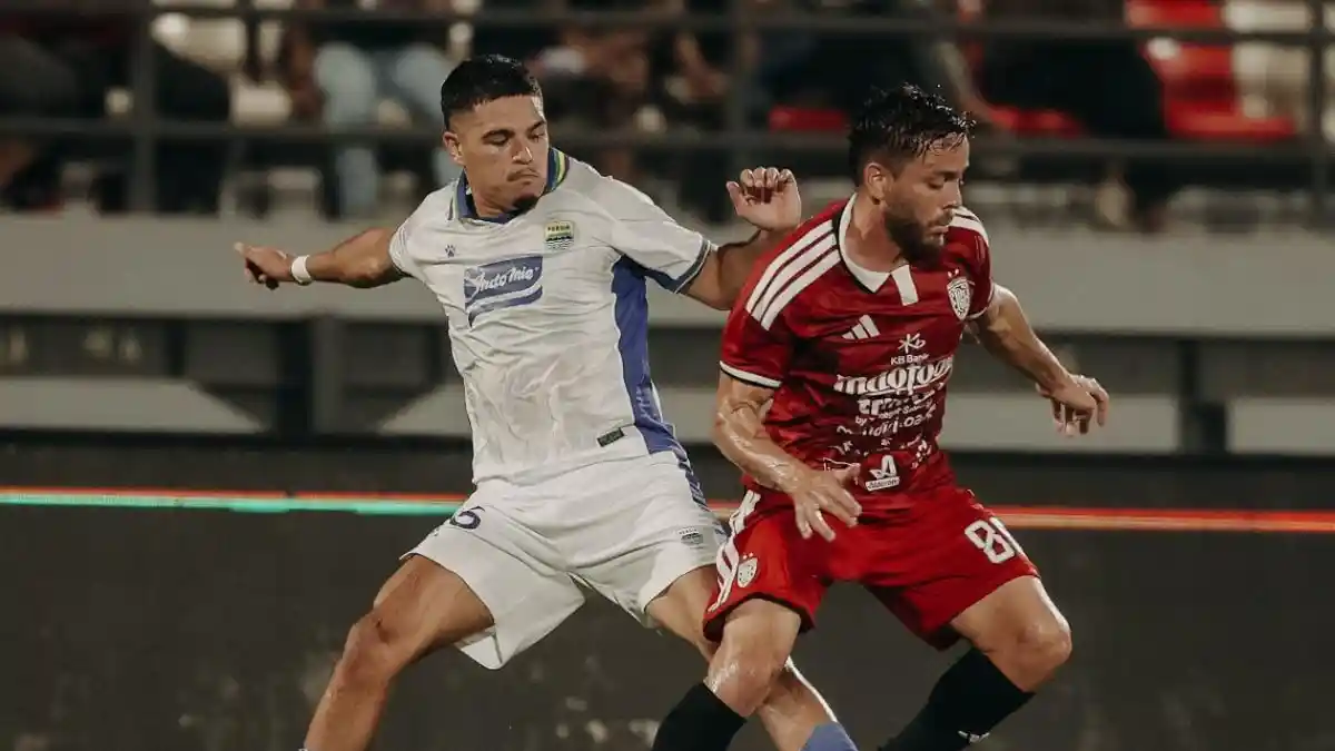 pemain-Persib-Bandung-Ragnar-Oratmangoen-berduel-dengan-Bali-United-Brandon-Wilson