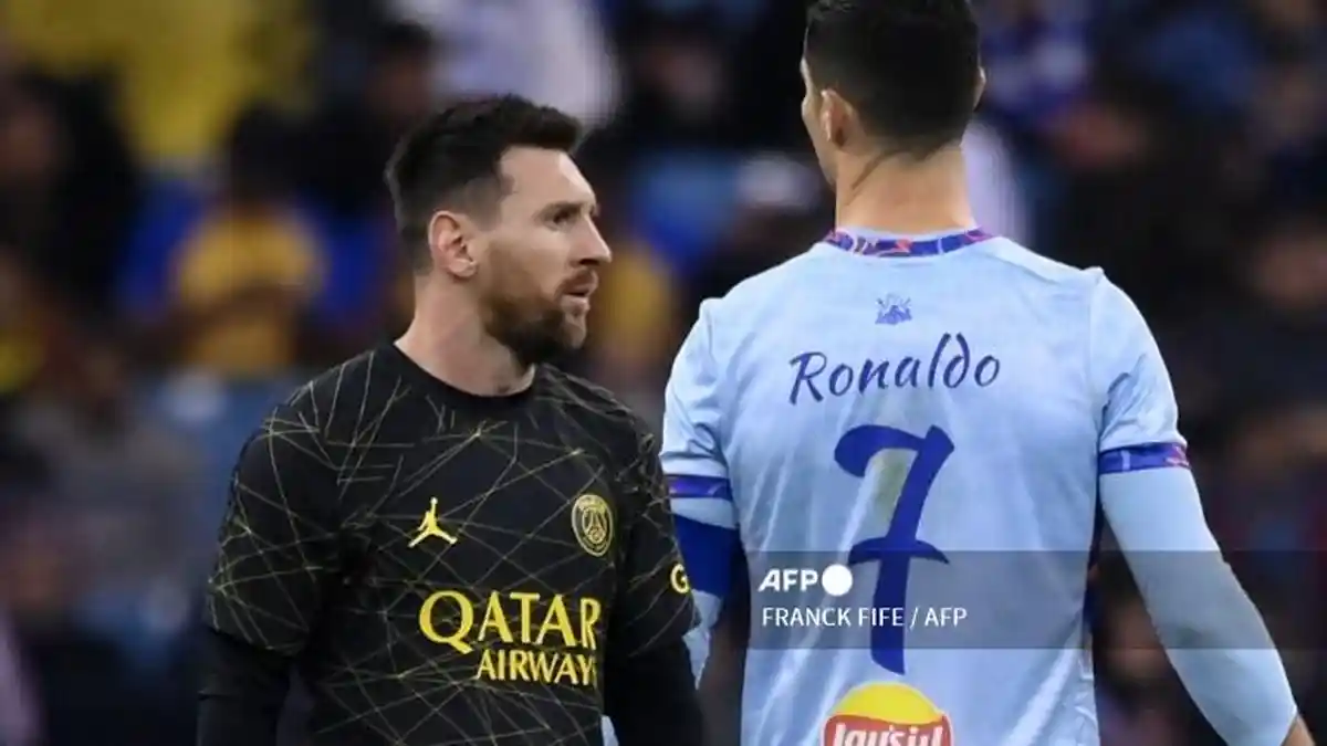 penyerang-psg-lionel-messi-berjalan-melewati-penyerang-portugal-all-star-cristiano-ronaldo