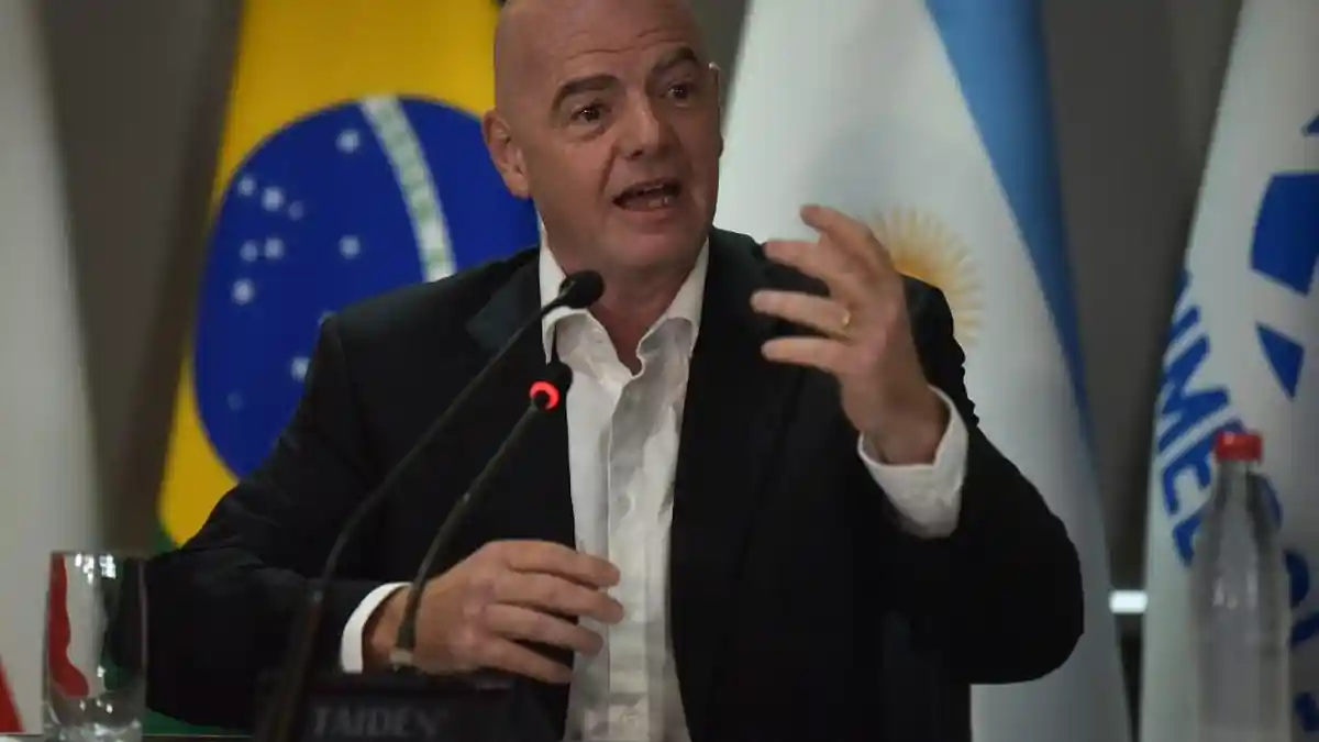 presiden-fifa-gianni-infantino-kiri-berbicara-di-samping-presiden-conmebol