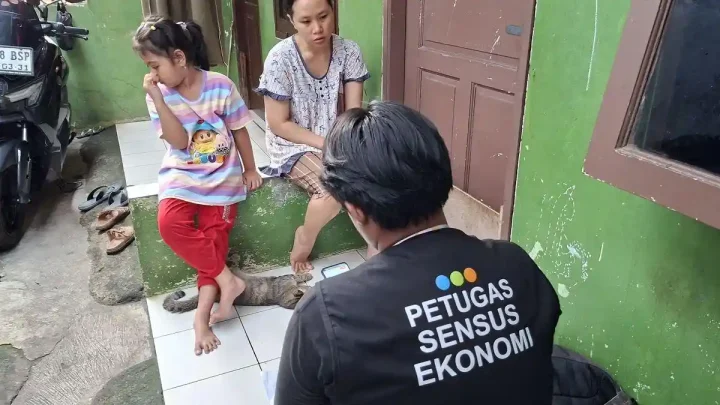 Cerita Humanis Sensus Ekonomi 2026: Temukan Nenek Usia 100 Tahun yang Masih Mahir Menjahit