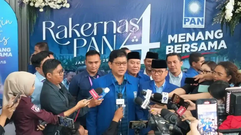 wakil-ketua-umum-partai-amanat-nasional-pan-viva-yoga-mauladi-beri-keterangan