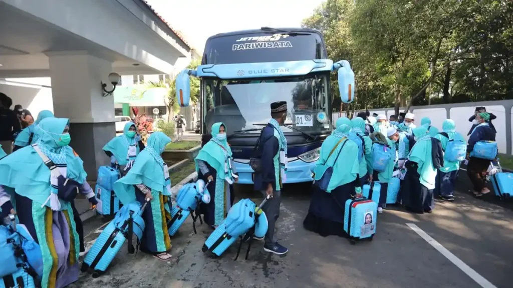 2-tahun-vakum-akibat-pandemi-kemenag-lepas-419-jemaah-umroh_20220108_164444