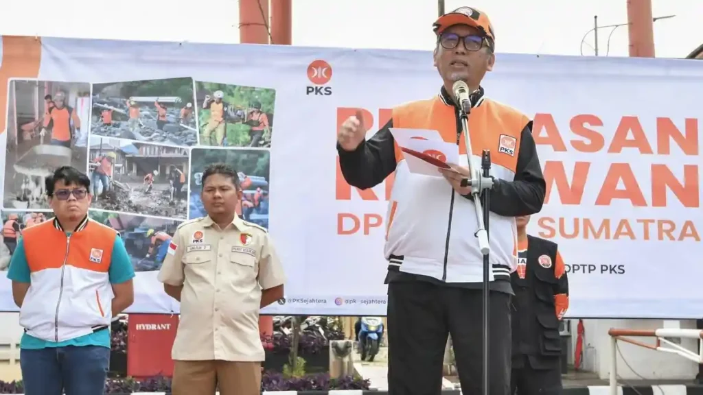 Almuzzammil-Yusuf-menegaskan-bahwa-menghadapi-bencana-alam-tidak-cukup-hanya-pasrah