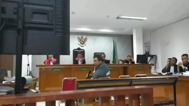 Anggota-Polsek-Cimanggis-Ipda-Yayat-Sudrajat-alias-Lippo-sidang-suap-ijon-proyek-Bekasi-Sarjan