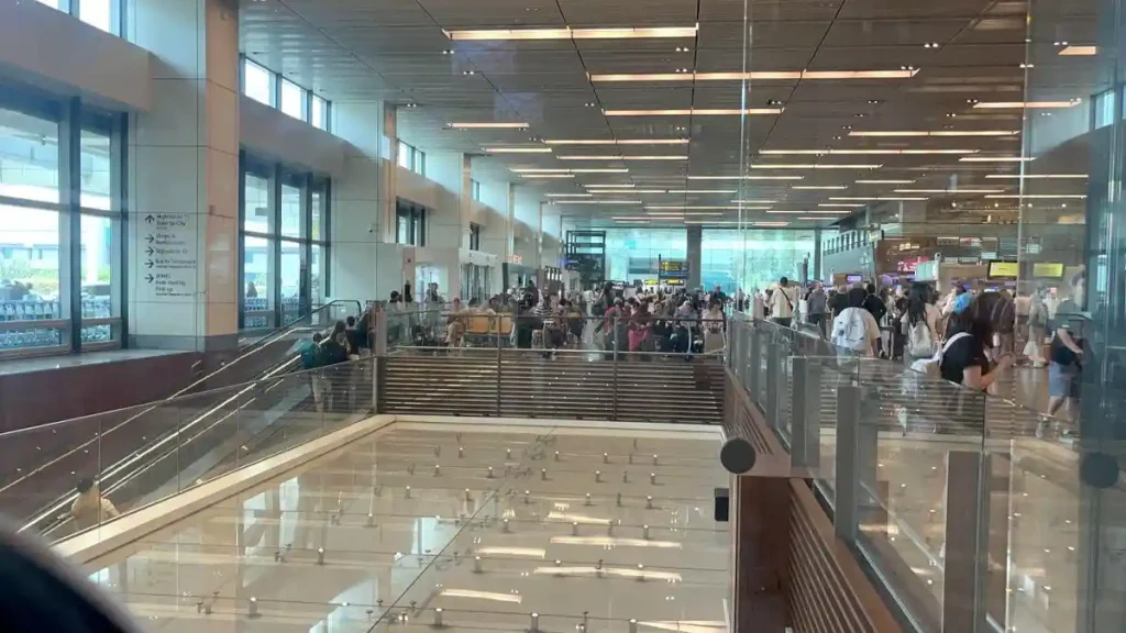 Antrean-calon-penumpang-pesawat-pesawat-di-Terminal-2-Bandara-Changi-Singapura