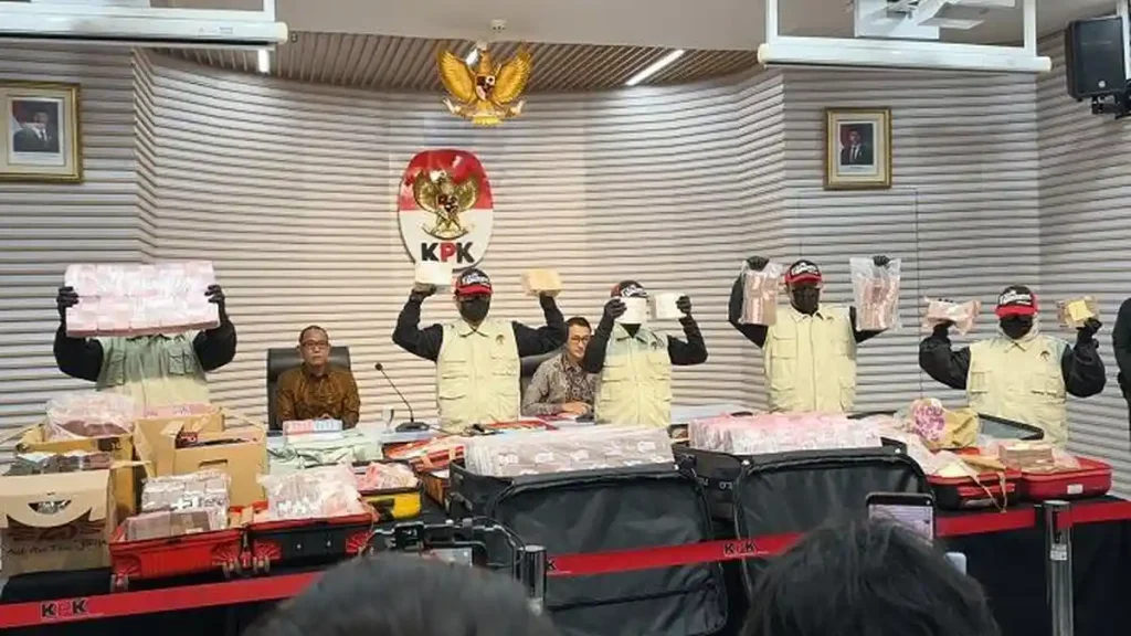 BARANG-BUKTI-KPK-memamerkan-tumpukan-uang-tunai
