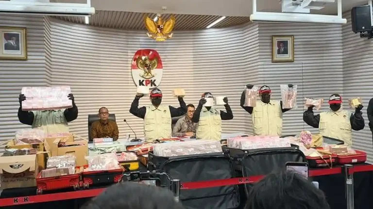 BARANG-BUKTI-KPK-memamerkan-tumpukan-uang-tunai