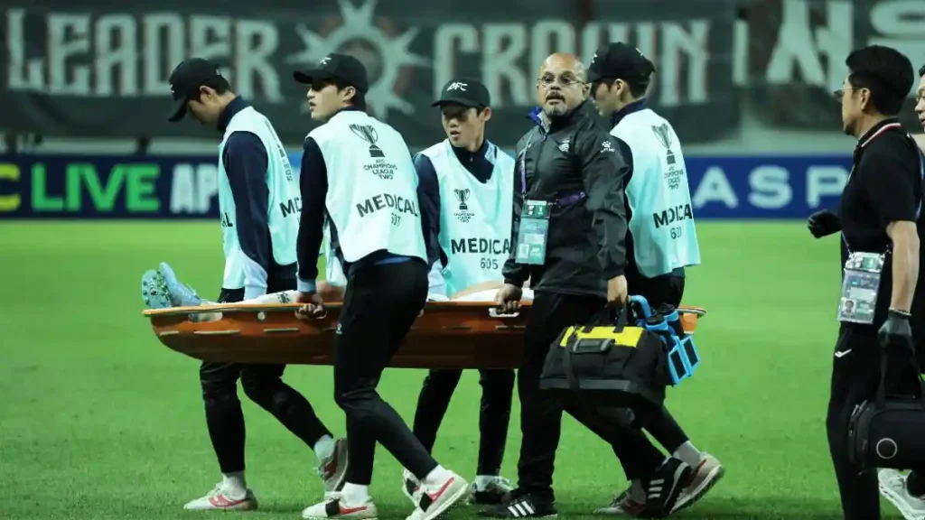Bek-Persib-Bandung-Julio-Cesar-sempat-ditandu-dan-dilarikan-ke-rumah-sakit-saat-lawan-FC-Seoul