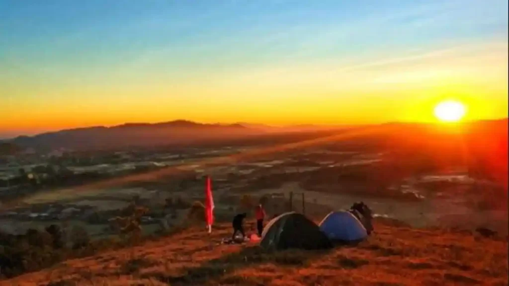 Berkemah-di-Bukit-Golo-Nawang-Dusun-Lagur-Desa-Bulan-Kecamatan-Ruteng