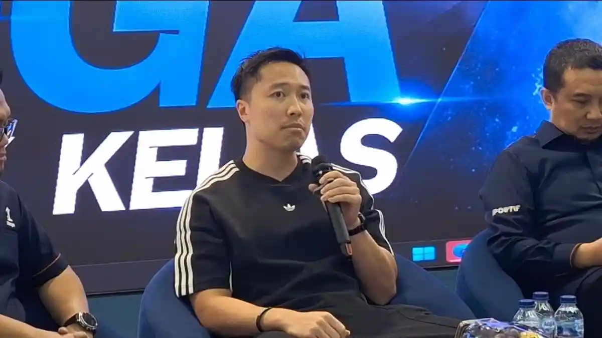 DISKUSI-SEPAKBOLA-INDONESIA-Bos-Persik-Kediri-Arthur-Irawan