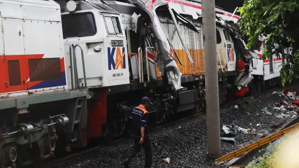 Evakuasi-Korban-Tabrakan-Kereta-di-Stasiun-Bekasi-Timur_20260428_090738
