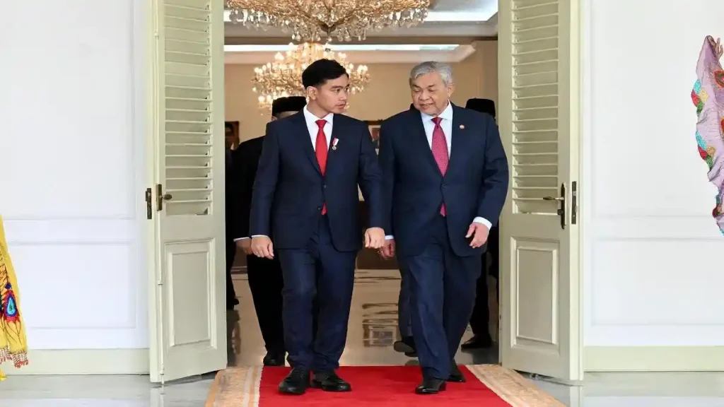 Gibran-menerima-kunjungan-kehormatan-Dato-Seri-Dr-Ahmad-Zahid-Hamidi