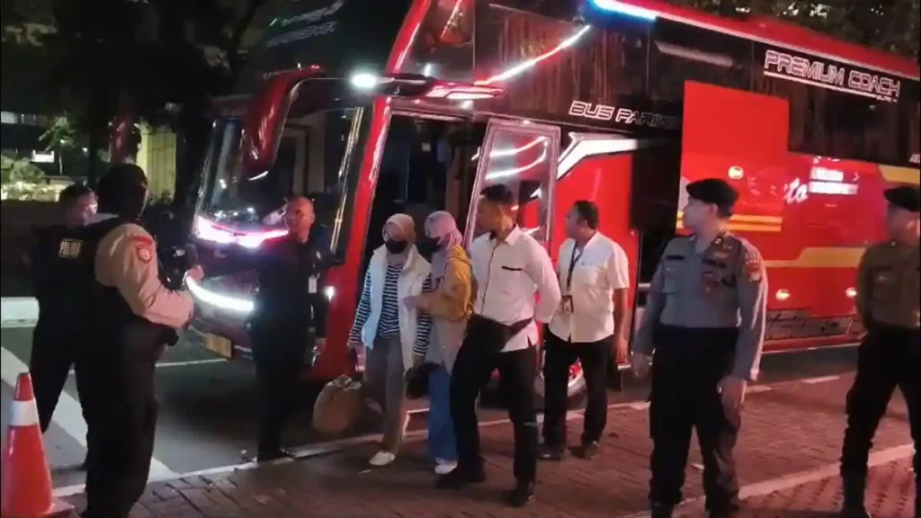 Istri-Bupati-Pemalang-Noor-Faizah-Maenofie-dan-lima-orang-OTT-tiba-di-KPK