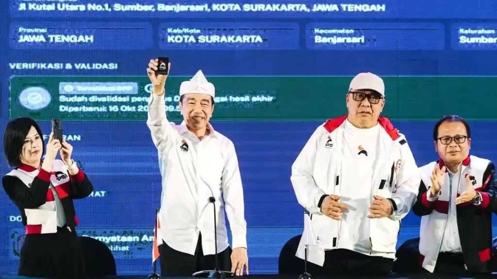 Joko-Widodo-Jokowi-menunjukkan-Kartu-Tanda-Anggota-KTA-Partai-Solidaritas-Indonesia-PSI