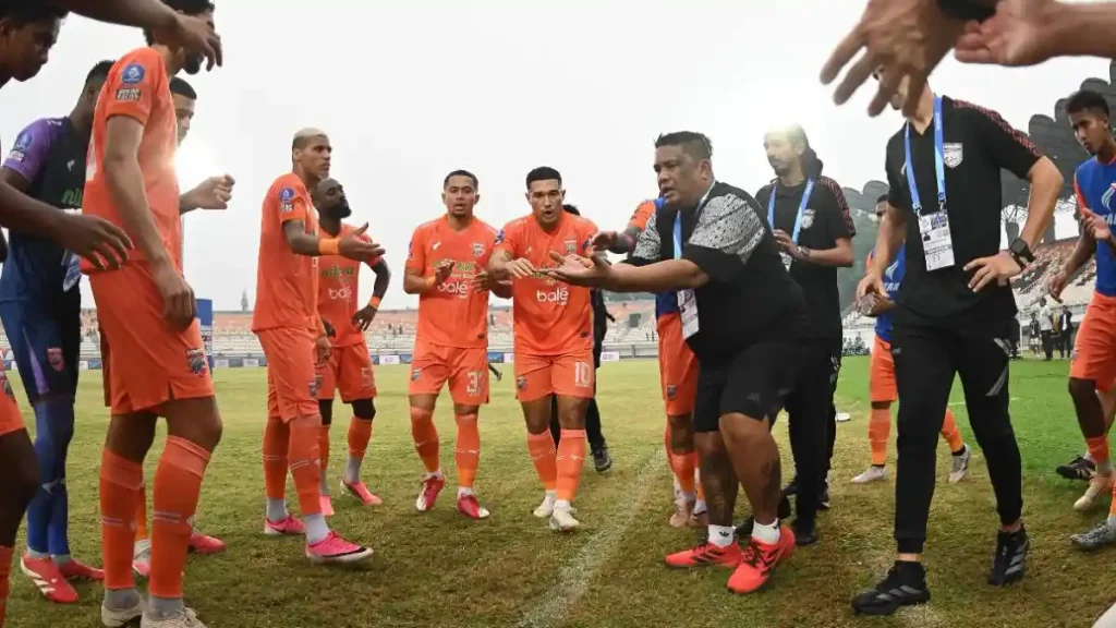 Para-pemain-Borneo-FC-sedang-berdiskusi-bersama-saat-melawan-Dewa-United-di-Super-League