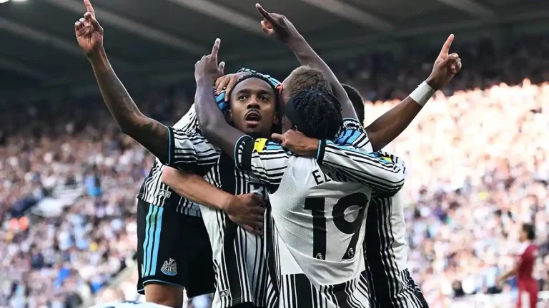 Pemain-Newcastle-United-Joe-Willock-dan-rekan-satu-timnya-saat-melawan-Liverpool