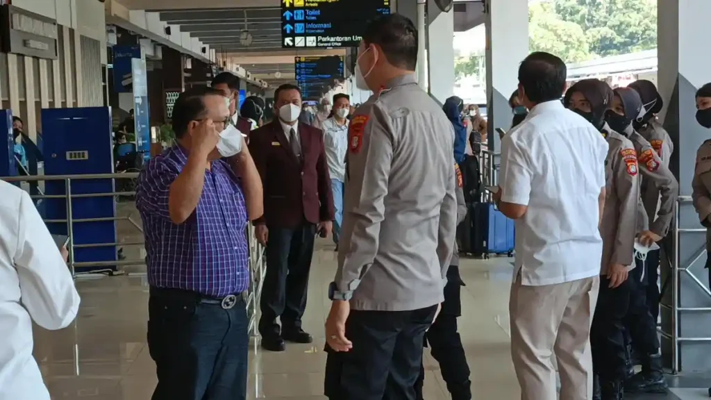 Pendistribusian-masker-di-Bandara-Halim-Perdanakusuma-OK