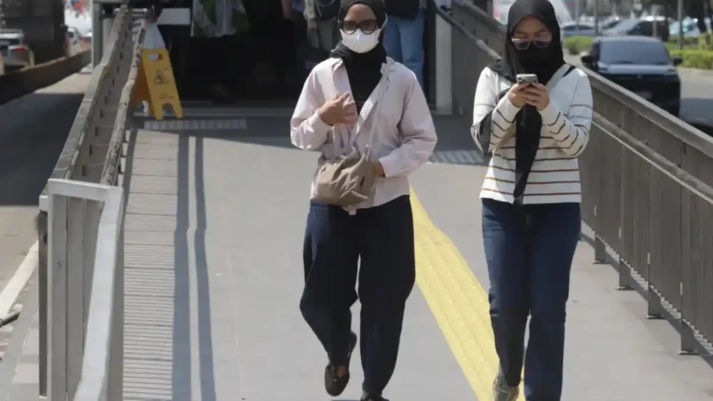 Penggunaan-Masker-Dampak-Abu-Vulkanik-Gunung-Anak-Krakat_20260906_162621
