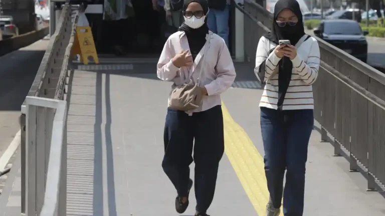 Penggunaan-Masker-Dampak-Abu-Vulkanik-Gunung-Anak-Krakat_20260906_162621