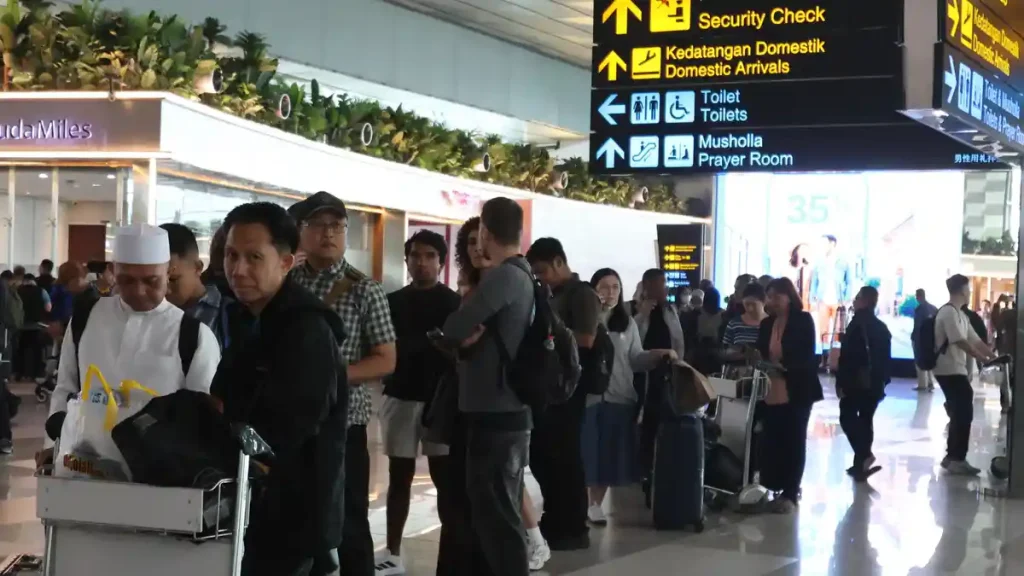 Penumpukan-Penumpang-Dampak-Penutupan-Bandara-Soekarno-Hatta_20260906_124221-1