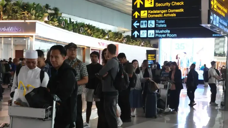 Penumpukan-Penumpang-Dampak-Penutupan-Bandara-Soekarno-Hatta_20260906_124221-1